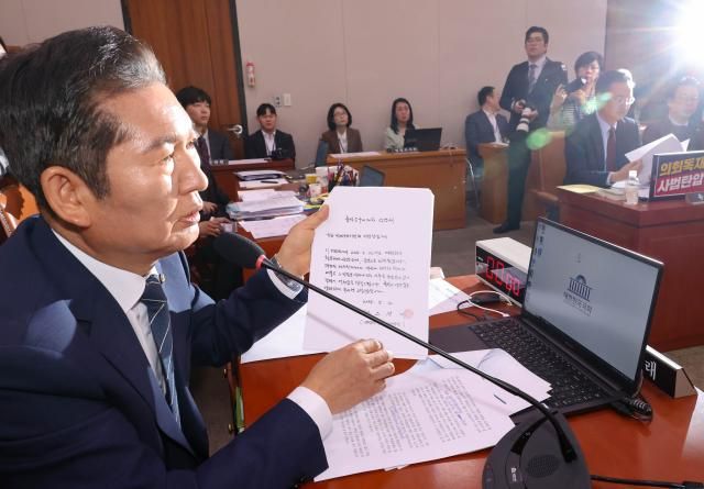 14일 서울 여의도 국회에서 열린 법원조직법·공직선거법·헌법재판소 등을 심사하는 법제사법위원회 전체회의에서 더불어민주당 소속 정청래 위원장이 대법관들의 불출석 사유서를 보여주고 있다 사진연합뉴스