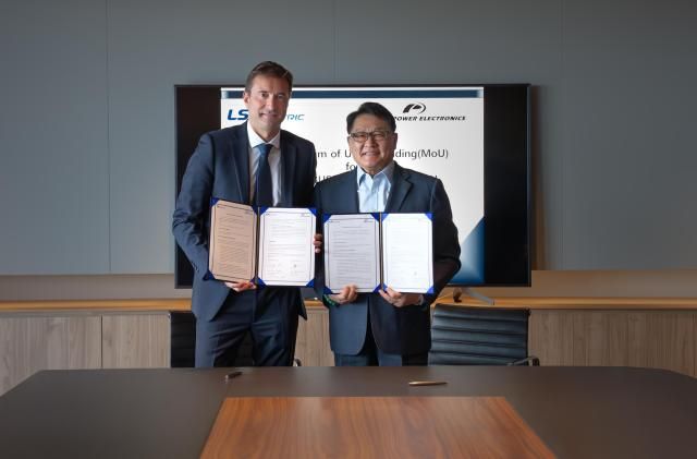 LS일렉트릭은 최근 구자균 LS일렉트릭 회장오른쪽과 데이비드 살보 파워일렉트로닉스 CEO가 MOU 체결 후 기념촬영을 하는 모습 사진LS일렉트릭