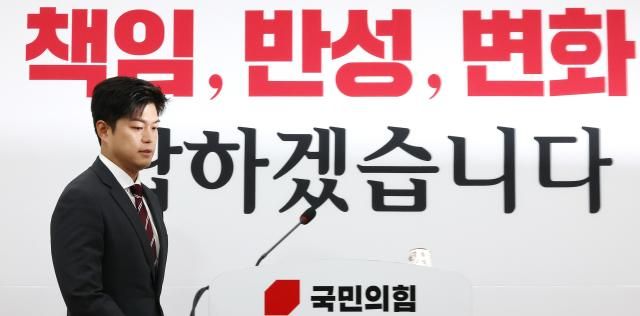 김용태 국민의힘 비상대책위원장이 12일 국회에서 검찰 해체 4법 관련 입장 발표를 하기 위해 입장하고 있다 사진연합뉴스