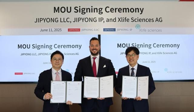 좌측부터 이행규 지평 대표변호사 올리버 바우만Oliver R Baumann Xlife Sciences AG CEO 권혁성 특허법인 지평 대표변리사사진법무법인 지평