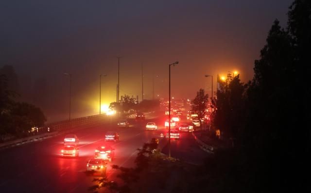13일현지시간 이스라엘의 공습으로 이란 수도 테헤란에서 화재가 발생하면서 연기가 가득 차 있다 사진EPA연합뉴스