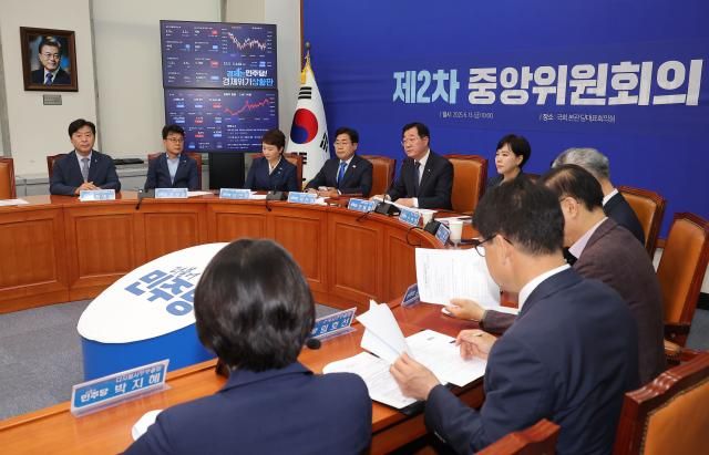 민홍철 더불어민주당 중앙위원회 의장이 13일 국회에서 열린 제2차 중앙위 회의에서 발언하고 있다 사진연합뉴스