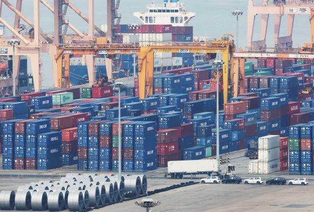 경기도 평택항에 컨테이너가 쌓여 있는 모습 사진연합뉴스