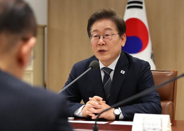 이재명 대통령이 13일 용산 대통령실에서 이스라엘의 이란 공습관련 경제안보 긴급 점검회의를 하고 있다사진연합뉴스