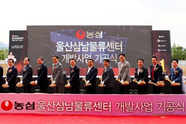 지난 12일 열린 농심 울산삼남물류센터 기공식에서 이병학 농심 대표이사왼쪽 다섯째부터 김두겸 울산광역시장 이성룡 울산광역시의회 의장 이순걸 울주군수가 기념 사진을 촬영하고 있다 사진농심