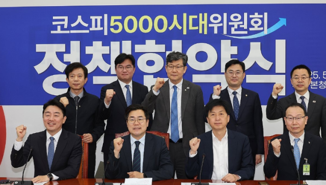 상임총괄선대위원장인 박찬대 더불어민주당 원내대표가 지난달 8일 서울 여의도 국회에서 열린 에서 참석자들과 기념촬영하고 있다 사진연합뉴스