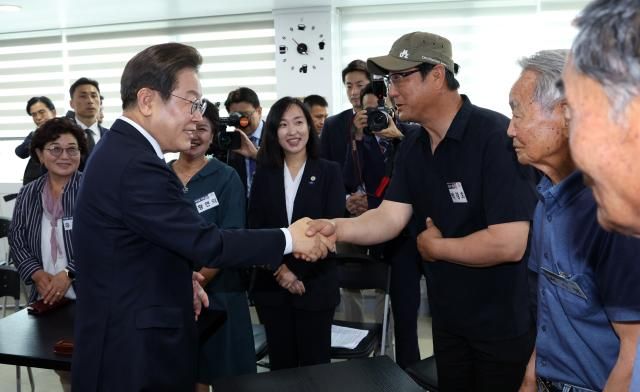 이재명 대통령이 13일 경기도 파주시 장단면 행정복지센터에서 접경지 주민 간담회 참석자들과 인사하고 있다사진연합뉴스