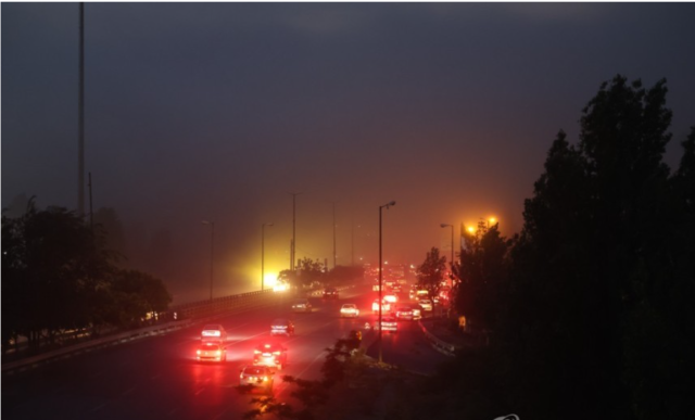 13일현지시간 이스라엘의 공습으로 이란 수도 테헤란에서 화재가 발생하면서 연기가 가득 차 있다 사진연합뉴스