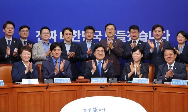 더불어민주당 박찬대 당대표 직무대행 겸 원내대표가 13일 국회에서 열린 최고위원회의를 마친 뒤 손뼉 치고 있다 