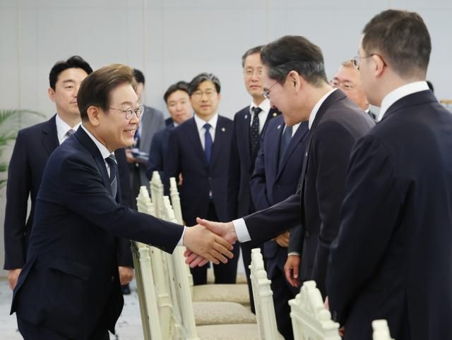 이재명 대통령이 13일 서울 용산 대통령실에서 열린 6경제단체·기업인 간담회에서 이재용 삼성전자 회장과 악수하고 있다 사진 대통령실통신사진기자단