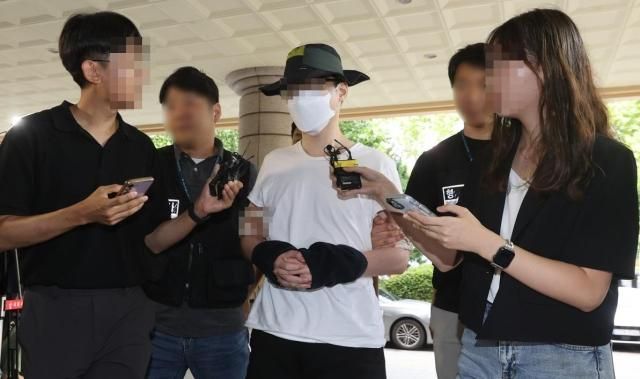 은평구의 한 아파트에서 이웃 주민에게 일본도를 휘둘러 숨지게 한 혐의로 경찰에 긴급 체포된 백모37씨사진연합뉴스