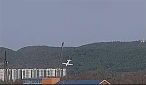 해군이 지난 29일 포항에서 비행훈련 중 추락한 해상초계기 P-3CK의 사고 당시 모습이 담긴 CCTV 영상을 공개했다 사진은 해상초계기 사고 당시 모습 사진해군 