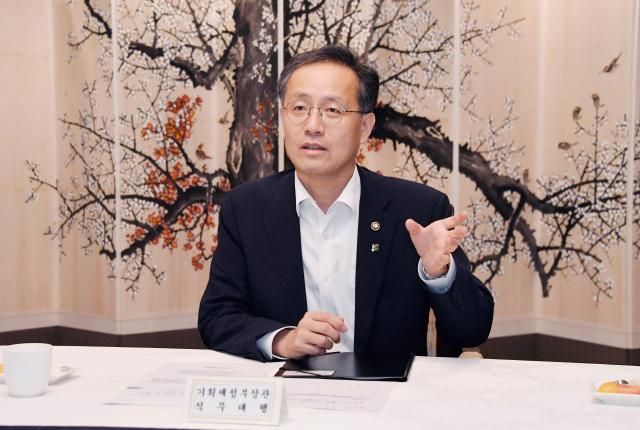 이형일 기획재정부 장관 직무대행 1차관이 13일 서울 종로구 정부서울청사에서 열린 긴급상황점검회의를 주재하고 있다사진기획재정부