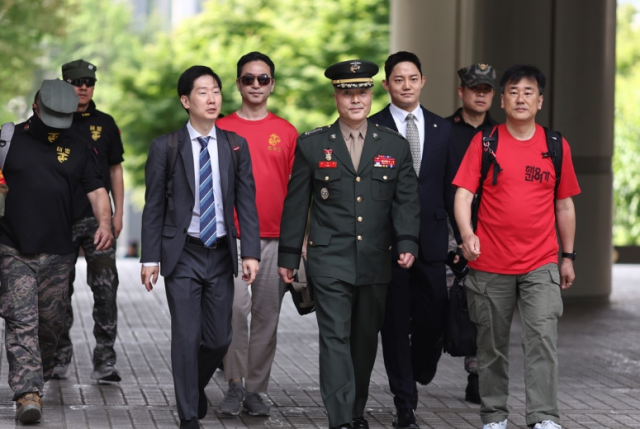 해병대 채모상병 순직 사건 관련해 1심에서 무죄를 선고받은 박정훈 전 대령전 해병대 수사단장이 13일 서울 서초구 서울고등법원에서 열힌 2심 1차 공판에 출석하기 전 기자회견을 하러 가는 모습 사진연합뉴스