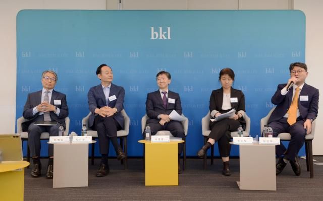 법무법인 태평양의 신정부 통상정책 중국 우리 기업의 대응 세미나에서 김성욱 변호사가 발언하고 있다 사진태평양