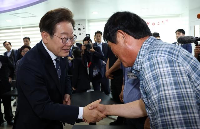 이재명 대통령이 13일 경기도 파주시 장단면 행정복지센터에서 접경지 주민 간담회 참석자들과 인사하고 있다 사진연합뉴스