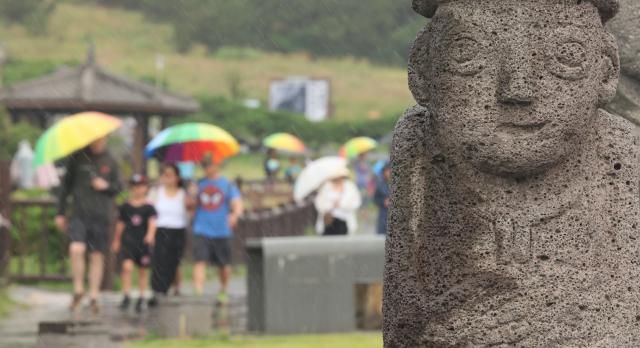 제주도에 이른 장마가 시작된 12일 오전 제주 서귀포시 대정읍 송악산 사진연합뉴스