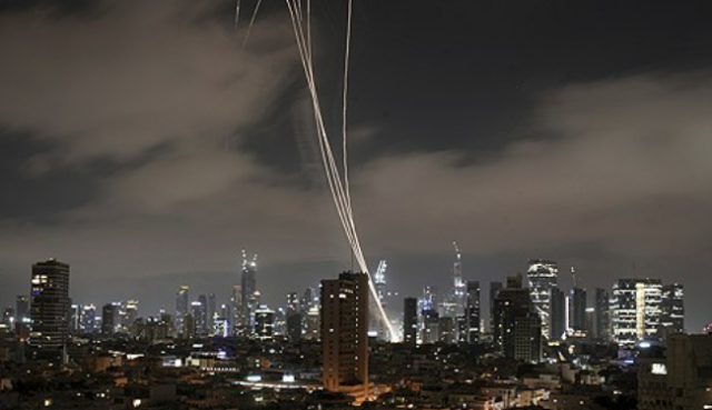 이란 미사일을 요격하는 이스라엘의 아이언돔 방공시스템 사진연합뉴스