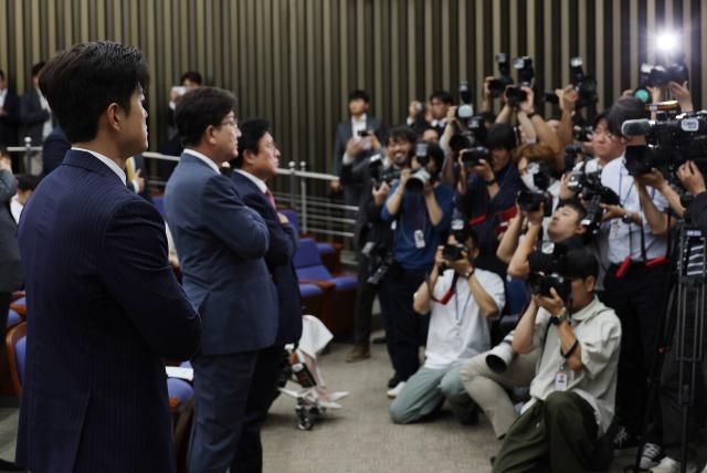 김용태 국민의힘 비상대책위원장이 9일 서울 여의도 국회에서 열린 의원총회에서 국기에 대한 경례를 하고 있다 사진연합뉴스