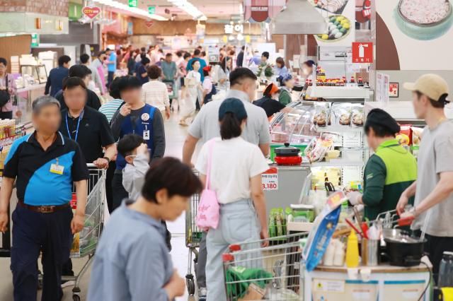 서울의 한 대형마트에서 장을 보는 시민들 사진연합뉴스