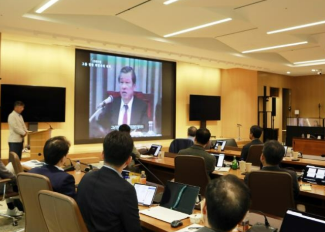 SK 경영전략회의에 참여한 SK 경영진이 최종현 선대회장의 육성을 들으며 SKMS 철학과 정신을 되새기고 있다 사진SK그룹