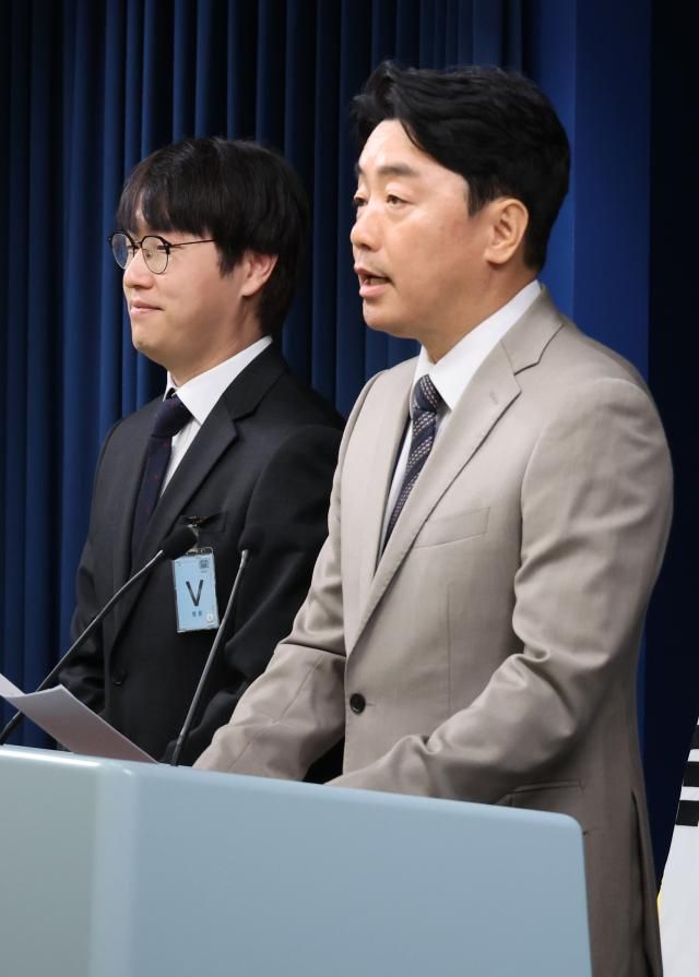 강훈식 대통령 비서실장이 15일 서울 용산 대통령실에서 인선 발표를 하고 있다 왼쪽은 하정우 AI미래기획수석 사진연합뉴스