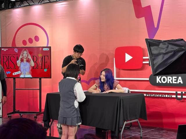 크리에이터 이사배가 15일 오후 유튜브 팬페스트의 밋앤그릿 프로그램에 참석해 팬들과 만나고 있다 사진박진영 기자