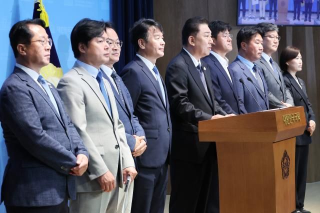 김병기 더불어민주당 신임 원내대표가 15일 서울 여의도 국회 소통관에서 원내대표단 인선을 발표하고 있다 왼쪽부터 문금주 대변인 김현정 대변인 허영 정책수석 문진석 운영수석 김병기 원내대표 박상혁 소통수석 이기헌 비서실장 김남근 민생부대표 백승아 대변인 사진연합뉴스