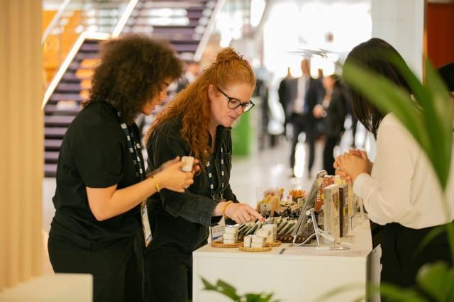 롯데가 지난 10일부터 13일까지 네덜란드 암스테르담에서 열린 2025 소비재 포럼 글로벌 서밋에 참석해 한·일 원롯데에 기반한 그룹 경쟁력을 알렸다 행사장에서 롯데 제품을 체험해보고 있는 참가자들 모습 사진롯데