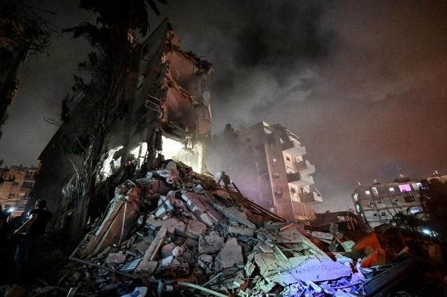 이스라엘 구조대원들이 15일현지시간 이란의 미사일 공격을 받은 한주거 건물에서 구조작업을 벌이고 있다 사진로이터·연합뉴스 