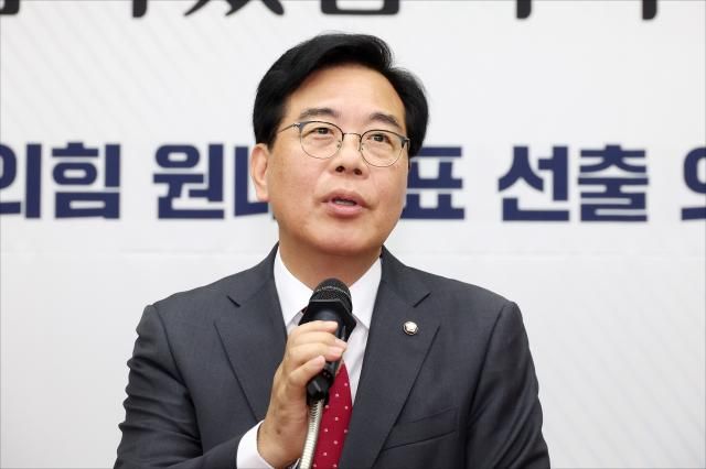 국민의힘 신임 원내대표로 당선된 송언석 의원이 16일 원내대표 선출 의원총회가 열린 국회 회의장에서 당선 소감을 밝히고 있다 사진연합뉴스