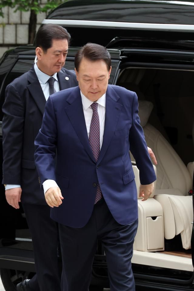 윤석열 전 대통령이 16일 서울 서초구 서울중앙지방법원에서 열린 내란 우두머리 혐의·직권남용 권리행사 방해 혐의 사건 7차 공판에 출석하고 있다 사진연합뉴스 