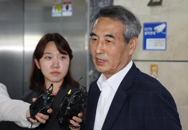 윤석열 전 대통령의 부인 김건희 여사 의혹을 수사할 민중기 특별검사가 16일 서울 서초구 사무실 앞에서 취재진의 질문에 답하고 있다 사진연합뉴스 