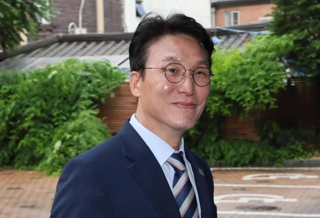 김민석 국무총리 후보자가 16일 서울 종로구 통의동 금융감독연수원에 마련된 청문회 준비단 사무실로 출근하고 있다 사진연합뉴스