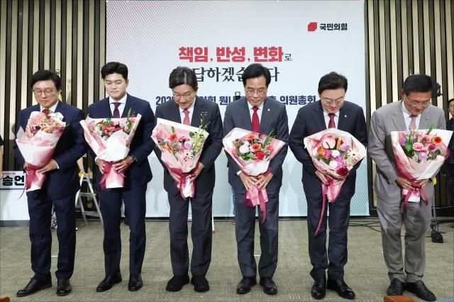 16일 국회에서 열린 국민의힘 원내대표 선출 의원총회에서 신임 원내대표로 당선된 송언석 의원왼쪽 네번째을 비롯한 참석자들이 기념촬영을 하고 있다 왼쪽부터 박형수 원내수석부대표 김용태 비상대책위원장 권성동 전 원내대표 송 신임 원내대표 김성원 후보 이헌승 후보 사진연합뉴스