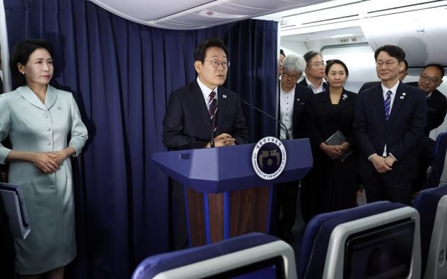 이재명 대통령이 16일현지시간 주요 7개국G7 정상회의 참석을 위해 캐나다 앨버타주 캘거리로 향하며 공군 1호기에서 기자간담회를 하고 있다 사진연합뉴스