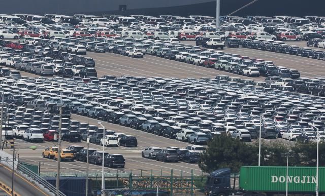  사진은 1일 경기도 평택항에 수출용 자동차가 세워져 있는 모습 