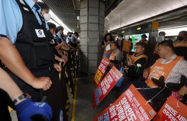 전국장애인차별철폐연대전장연 회원들이 16일 서울 경복궁역에서 장애인 관련 장애인 탈시설 권리 보장·장애인 건강권 보장 등 장애인 관련 정책 수립을 촉구하며 기자회견을 하고 있다 사진연합뉴스