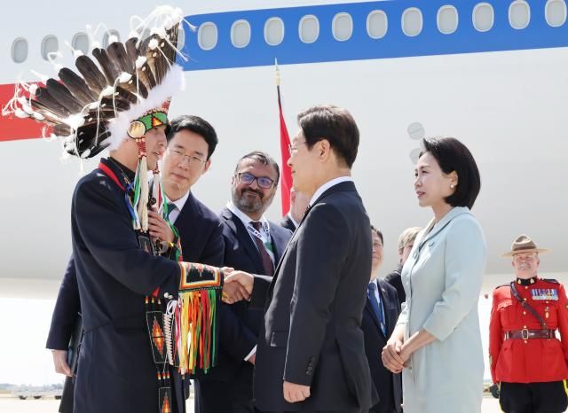 주요 7개국G7 정상회의 참석하는 이재명 대통령이 16일현지시간 캐나다 앨버타주 캘거리국제공항에 도착해 캘거리 인근 캐나다 원주민 공동체 대표자와 인사하고 있다 사진연합뉴스