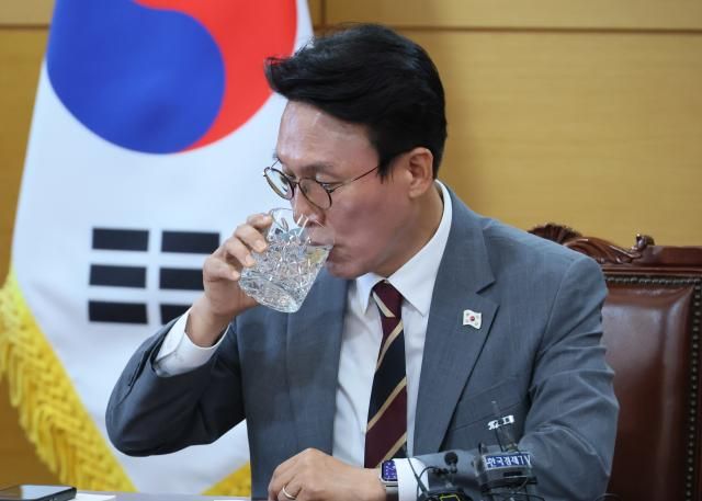 김민석 국무총리 후보자가 지난 10일 서울 종로구 통의동 청문회 준비단 사무실에서 기자간담회를 하던 중 물을 마시고 있다 사진연합뉴스