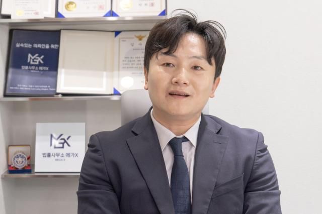 전형환 메가엑스 대표 변호사가 12일 아주경제와의 인터뷰를 통해 자신의 생각을 밝히고 있다 사진유대길 기자