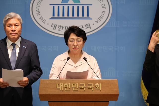 김선민 조국혁신당 대표 권한대행이 16일 “심 검찰총장에게 묻는다”며 “검찰은 윤 정권을 만들며 권력이 됐다 검찰권을 휘둘러 독재정권과 한 몸으로 움직였다 윤 정권 몰락을 당긴 것도 검찰이다 윤석열 김건희 부부를 비호하고 내란에 동조 혹은 방관했다”고 주장했다 사진조국혁신당 제공