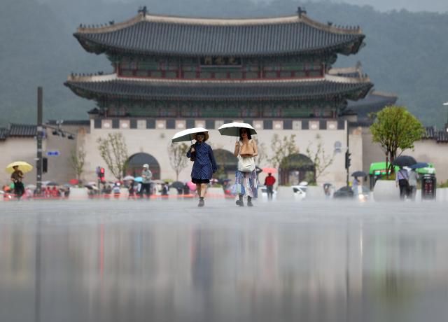 서울 지역에 소나기가 내린 16일 서울 광화문광장에서 우산을 쓴 시민이 길을 지나고 있다 사진연합뉴스 