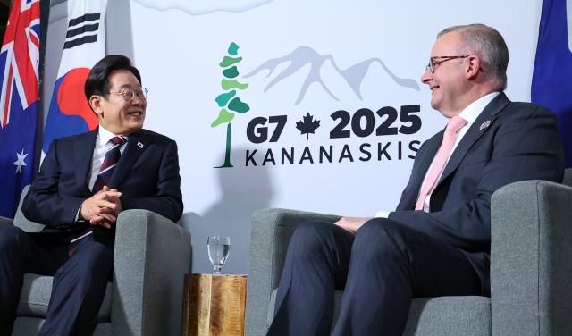 주요 7개국G7 정상회의에 참석한 이재명 대통령이 16일현지시간 캐나다 앨버타주 캘거리의 한 호텔에서 앤서니 앨버니지 호주 총리와 한·호주 정상회담을 하고 있다 사진연합뉴스