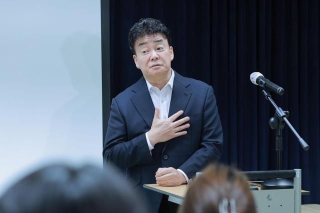 백종원 더본코리아 대표가 28일 오전 서울 서초구 스페이스쉐어 강남역센터에서 열린 정기 주주총회를 마친 뒤 취재진을 만나 질문에 답하고 있다 202050328사진유대길 기자 dbeorlf123ajunewscom