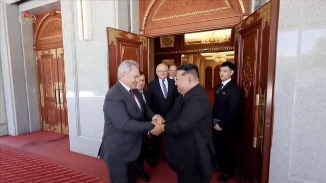 김정은 북한 국무위원장이 지난 4일 당 중앙위원회 본부청사에서 푸틴 러시아 대통령의 위임을 받아 방북한 세르게이 쇼이구 러시아 안전이사회 서기장을 접견했다고 조선중앙TV가 5일 보도했다 사진연합뉴스 