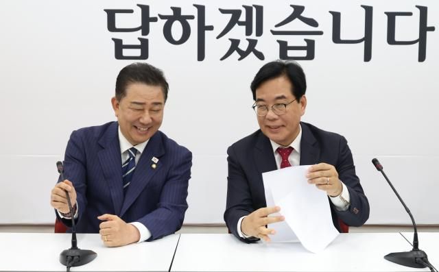 김병기 더불어민주당 당 대표 직무대행 겸 원내대표왼쪽가 17일 서울 여의도 국회에서 송언석 국민의힘 원내대표를 예방해 인사하고 있다 사진연합뉴스