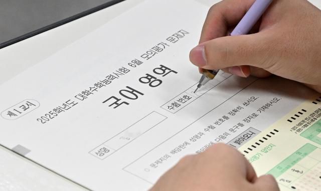 대학수학능력시험 6월 모의평가 시행일인 4일 오전 서울 송파구 방산고등학교에서 한 학생이 국어 영역 시험을 보고 있다 20240604사진사진공동취재단