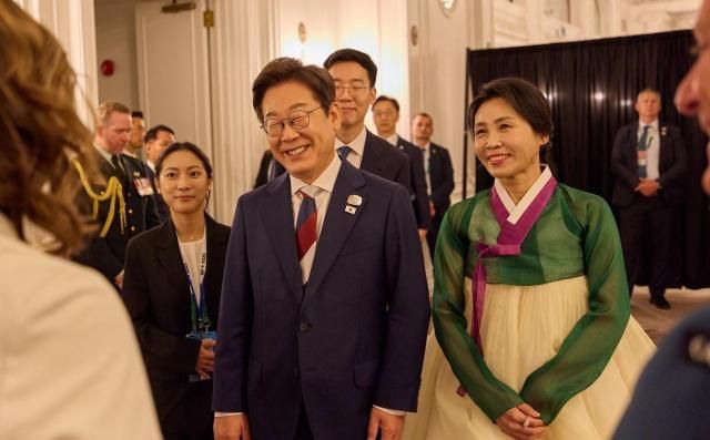 이재명 대통령과 김혜경 여사가 16일현지시간 캐나다에서 주최한 주요 7개국G7 환영 리셉션에 참석해 각국 정상들과 인사를 나누고 있다사진대통령실 제공
