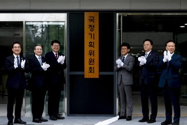 이한주 국정기획위원회 위원장과 김용범 대통령실 정책실장 더불어민주당 진성준 정책위의장 등 참석자들이 16일 서울 종로구 정부서울청사 창성동 별관에서 열린 국정기획위 현판식에서 손뼉 치고 있다 이재명 정부의 대통령직인수위원회 역할을 하는 국정기획위에서는 100대 국정과제를 정리하고 과제별로 추진 시점과 목표 등을 정해 국정운영 5개년 계획을 마련할 방침이다 사진연합뉴스